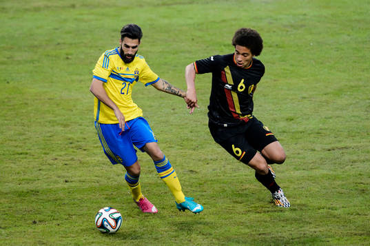 Sveriges Jimmy Durmaz och Belgiens Axel Witsel
