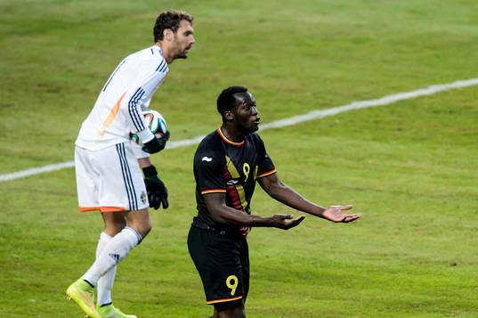 Belgiens Romelu Lukaku och Sveriges målvakt Andreas