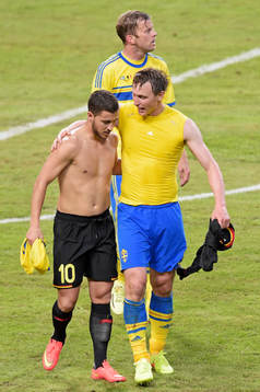 Belgiens Eden Hazard  och Sveriges Kim Källström