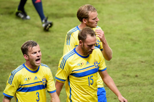 Sveriges Mikael Antonsson och Andreas Granqvist i halvtid