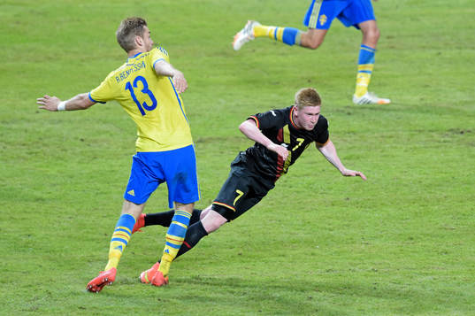 Sveriges Rasmus Bengtsson fäller Belgiens Kevin De Bruyne