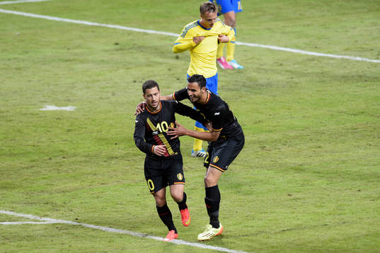 Belgiens Eden Hazard och Nacer Chadli jublar