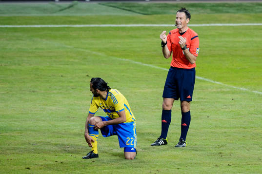 Domare Mark Clattenburg säger till Sveriges Erkan Zengin