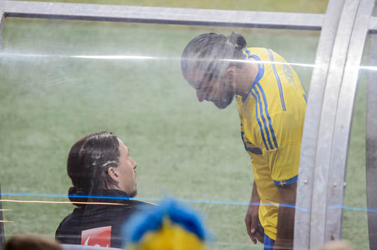Sveriges Zlatan Ibrahimovic och Erkan Zengin pratar på