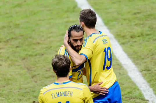Sveriges Erkan Zengin byts ut och Marcus Berg går in