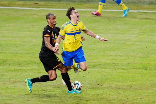 Sveriges Johan Elmander fälls av Belgiens Vincent Kompany