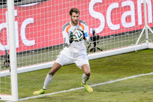 Sveriges målvakt Andreas Isaksson räddar bollen