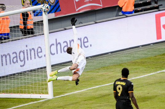 Sveriges målvakt Andreas Isaksson kastar sig