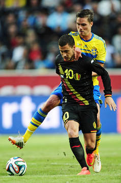 Sveriges Mikael Lustig och Belgiens Eden Hazard