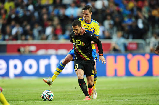 Sveriges Mikael Lustig och Belgiens Eden Hazard