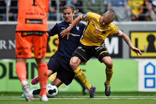 Elfsborgs Sebastian Holmén och Malmö FFs Markus Halsti