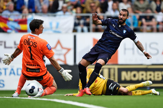 Malmö FFs Guillermo Molins har en målchans