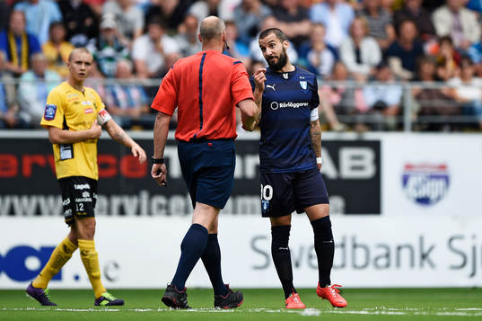 Malmö FFs Guillermo Molins diskuterar med Martin Hansson,