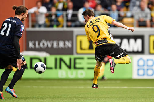 Elfsborgs Lasse Nilsson försöker klacka in bollen