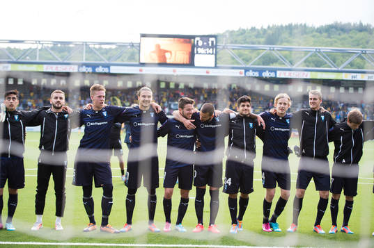 Malmö FFs spelarna jublar och tackar klacken