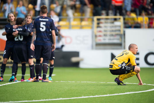 Elfsborgs Sebastian Holmén deppar och Malmö FFs spelarna