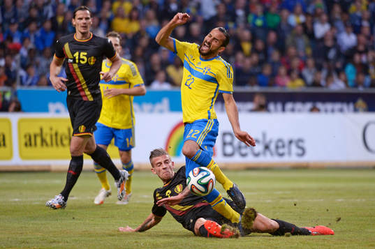 Belgiens Toby Alderweireld stoppar Sveriges Erkan Zengin