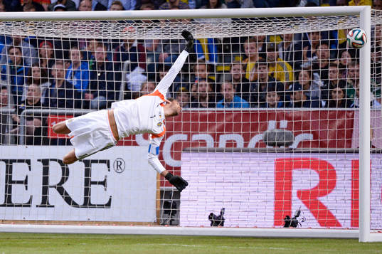 Sveriges målvakt Andreas Isaksson ser bollen gå i stolpen