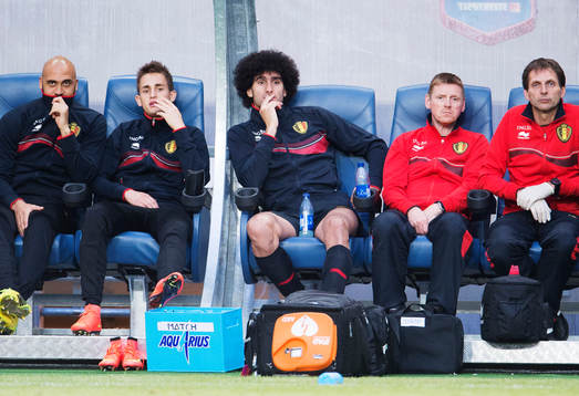 Belgiens Marouane Fellaini (i mitten) är bänkad