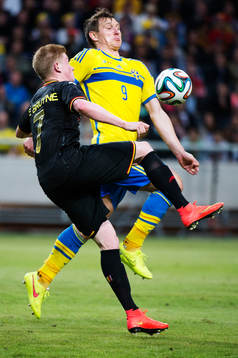 Belgiens Kevin De Bruyne utmanas av Sveriges Kim Källström