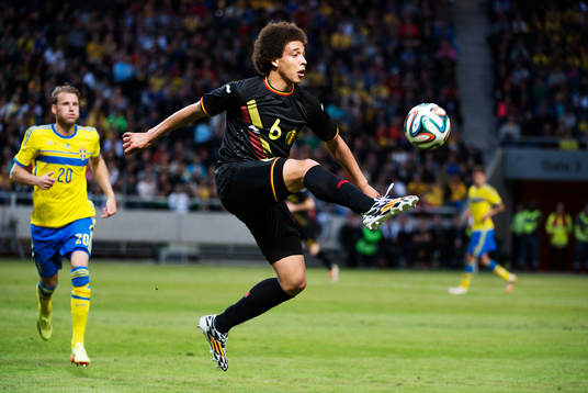 Belgiens Axel Witsel tar ner bollen