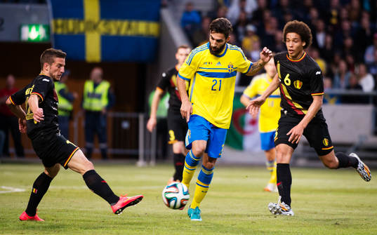 Belgiens Toby Alderweireld och Axel Witsel utmanas av