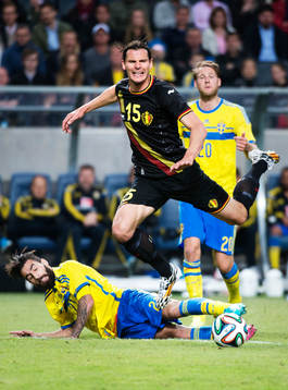 Sveriges Jimmy Durmaz försöker att tackla Belgiens Daniel
