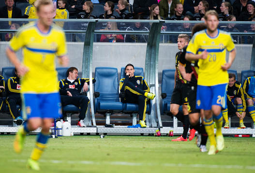 Sveriges Zlatan Ibrahimovic sitter på bänken