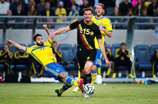 Sveriges Jimmy Durmaz försöker att tackla Belgiens Daniel