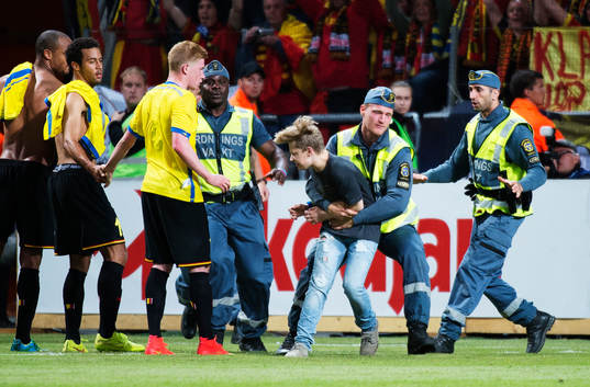 En pojke tas om hand av ordningsvakter
