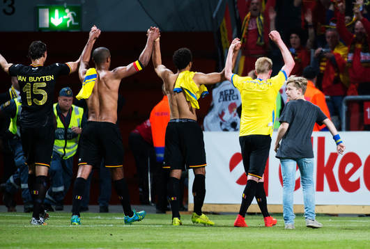 En pojke springer fram till Belgiens spelare