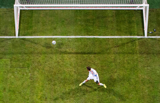 Sveriges målvakt Andreas Isaksson ser 0-2-bollen från