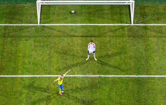 Sveriges Andreas Granqvist och målvakt Andreas Isaksson