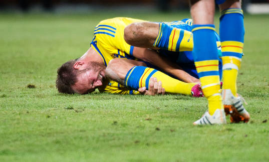 Sveriges Andreas Granqvist grimaserar av smärta