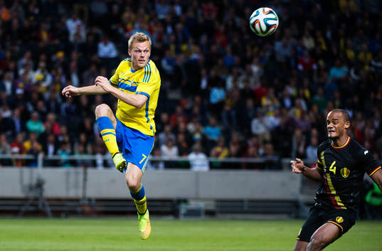 Sveriges Sebastian Larsson och Belgiens Vincent Kompany