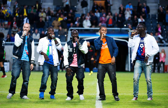 Popgruppen Panetoz uppträder i halvtid