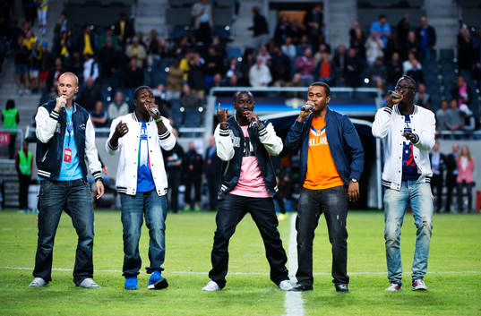Popgruppen Panetoz uppträder i halvtid