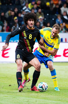 Belgiens Marouane Fellaini utmanar Sveriges Andreas