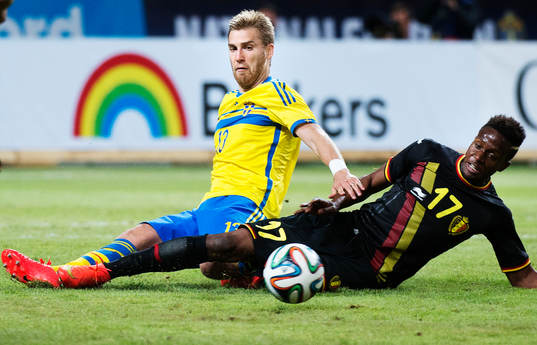 Sveriges Rasmus Bengtsson i en närkamp med Belgiens Divock