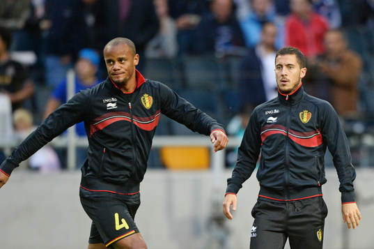 Belgiens Vincent Kompany och Eden Hazard värmer upp innan