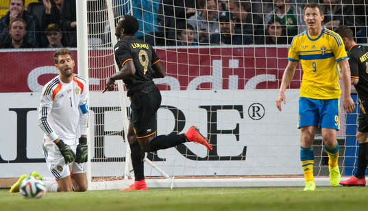 Belgiens Romelu Lukaku har gjort 0-1 bakom Andreas Isaksson