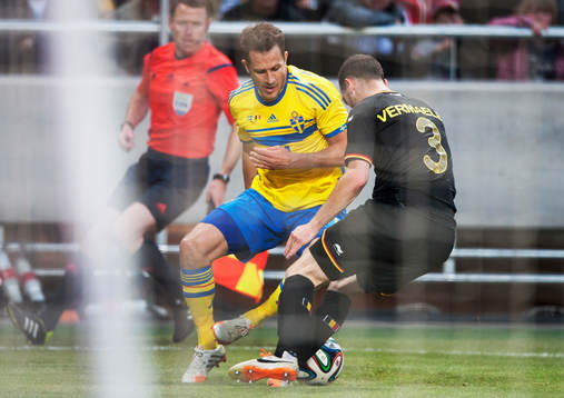 Sveriges Tobias Hysén utmanar Belgiens Thomas Vermaelen