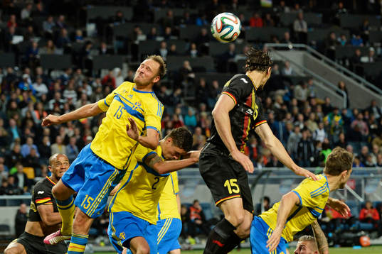 Sveriges Andreas Granqvist och Belgiens Divock Origi