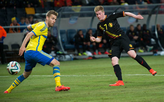 Belgiens  Kevin De Bruyne och Sveriges Rasmus Bengtsson  i