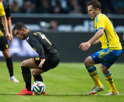 Belgiens Eden Hazard och Sveriges Tobias Hysén i