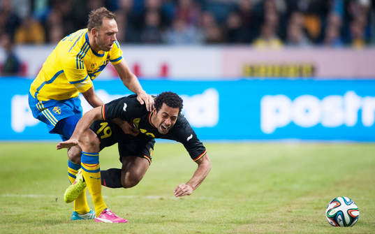 Sveriges Andreas Granqvist vräker omkull Belgiens Moussa