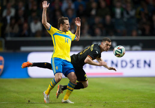 Sveriges Tobias Hysén och Belgiens Thomas Vermaelen i