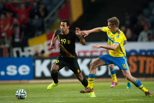 Sveriges Pontus Wernbloom och Belgiens Moussa Dembele i
