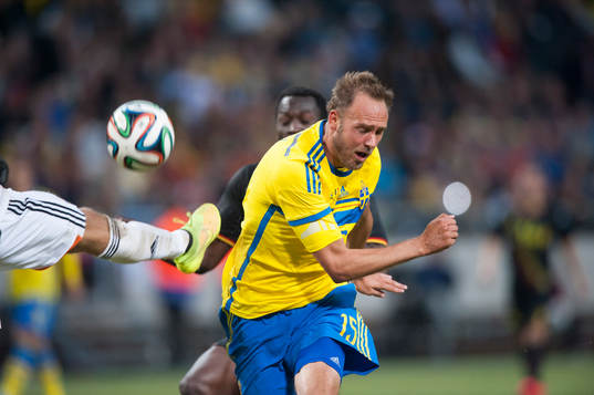 Sveriges Andreas Isaksson rensar framför Andreas Granqvist