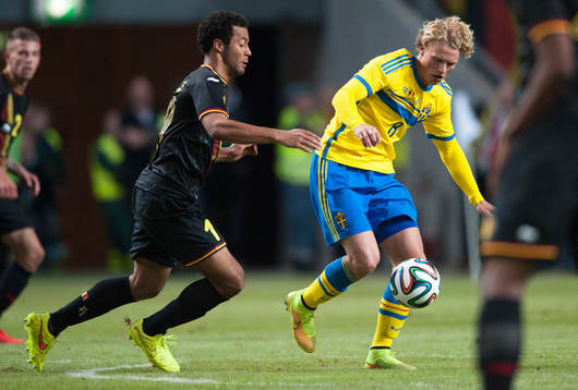 Sveriges Oscar Hiljemark mot Belgiens Moussa Dembele i